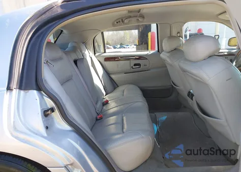 2002 Lincoln Town Car Cartier z USA, uszkodzony, nr VIN 1LNHM85W12Y667761